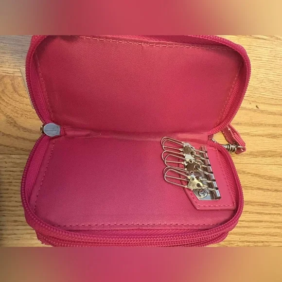 ✨ Barbie Wristlet Wallet – Nostalgic Organizer with Key Hooks ✨ - Picture 3 of 6